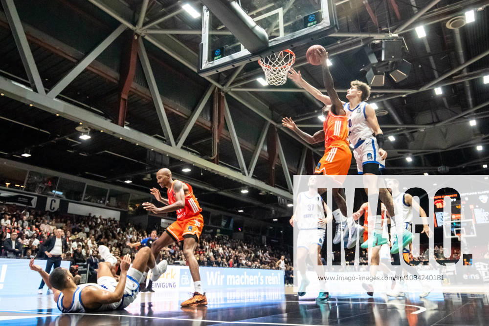 GER, BKT Eurocup, Basketball, Chemnitz, Niners Chemnitz vs. Neptunas Klaipeda, Cobe Williams (Niners Chemnitz), 24, Henri Drell (Neptunas Klaipeda), 0, Chemnitz Messe, Chemnitz, Saxony, Germany