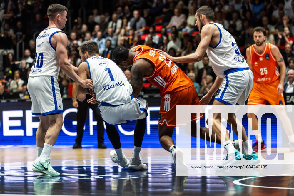GER, BKT Eurocup, Basketball, Chemnitz, Niners Chemnitz vs. Neptunas Klaipeda, Nighael Ceaser (Niners Chemnitz), 22, Donatas Tarolis (Neptunas Klaipeda), 1, battling for the ball at the Chemnitz Exhibition Center, Chemnitz, Saxony, Germany