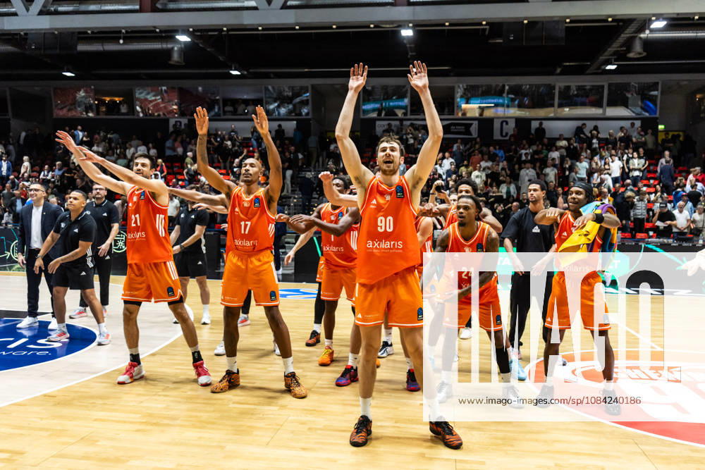 GER, BKT Eurocup, Basketball, Chemnitz, Niners Chemnitz vs. Neptunas Klaipeda, Jannis von Seckendorff of the Niners Chemnitz, 90, celebrates with the team at the Chemnitz Trade Fair, Chemnitz, Saxony, Germany