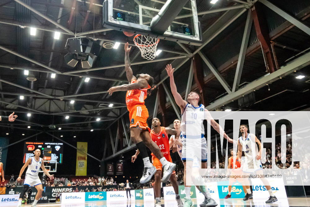 GER, BKT Eurocup, Basketball, Chemnitz, Niners Chemnitz vs. Neptunas Klaipeda, Cobe Williams (Niners Chemnitz), 24; Elvar Fridriksson (Neptunas Klaipeda), 10; Chemnitz Messe, Chemnitz, Saxony, Germany