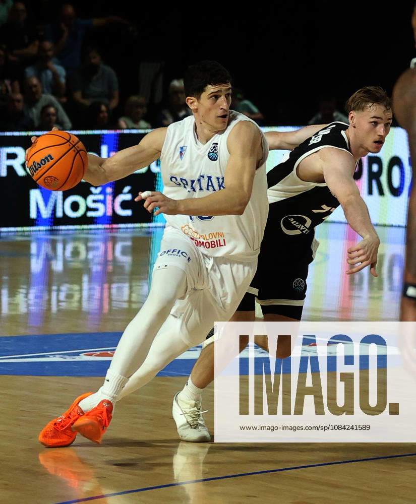 Subotica(Serbia) KK Spartak Subotica-SC Rasta Vechta men s Basketball Champions Leaugue Amar Gegic (L) Spartak,Timo Lanmüller( R) Rasta Vechta :