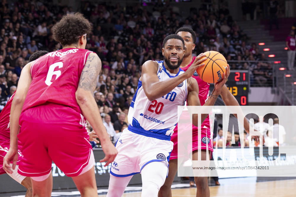 Xeyrius WILLIAMS FCP 20, with the ball, in a one-on-one against Michael KESSENS BONN 6, left, and Marcus FOSTER BONN 0, right; final score 78–74, Basketball Champions League Telekom Baskets Bonn (GER) vs. FC Porto (POR), BONN vs. FCP, Regular Season, Group H, at the T E L E K O M D O M E, on October 7, 2026, Â