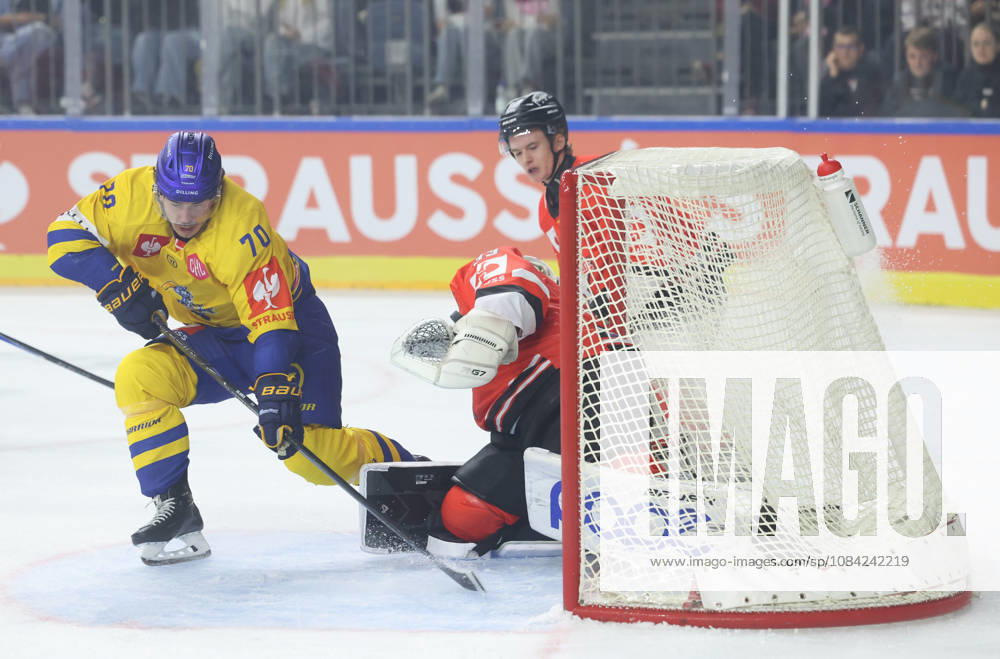 No way past the visitors: Oliver Kiljunen (Herning Blue Fox, 70), Nico Wien (Cologne Haie, 33), another player (Cologne Haie, GER); Cologne Haie vs. Herning Blue Fox, ice hockey, DEL, 2026–2027 season, October 7, 2026 GER, Cologne Sharks vs. Herning Blue Fox, Ice Hockey, DEL, 2026–2027 season, October 7, 2026 Germany