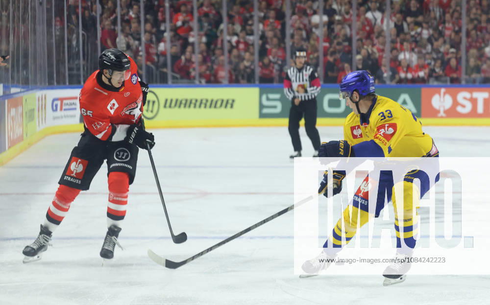L-R: Marco Muenzenberger, Koelner Haie 65; Kasper Larsen, Herning Blue Fox 33 GER, Koelner Haie vs. Herning Blue Fox, Ice Hockey, DEL, 2026–2027 Season, October 7, 2026 GER, Cologne Sharks vs. Herning Blue Fox, Ice Hockey, DEL, 2026–2027 Season, October 7, 2026 Germany