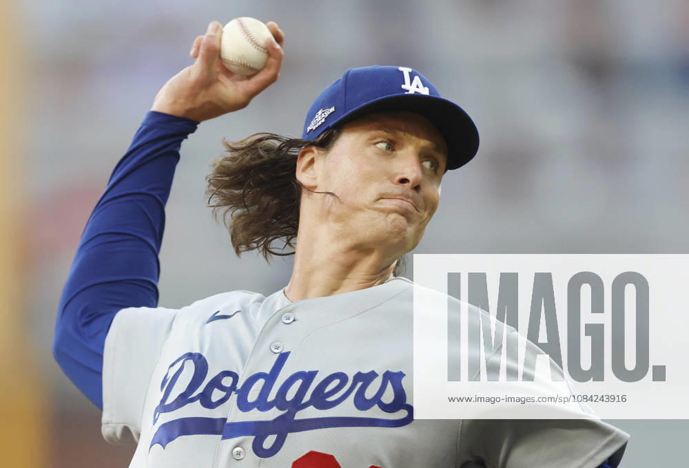 Los Angeles Dodgers pitcher Tyler Glasnow (31) throws against the Atlanta Braves in the first inning in an MLB, Baseball Herren, USA National League Division Series playoff game at Truist Park in Atlanta, Georgia, on Wednesday, October 7, 2026. ATL20261007704 MIKExZARRILLI