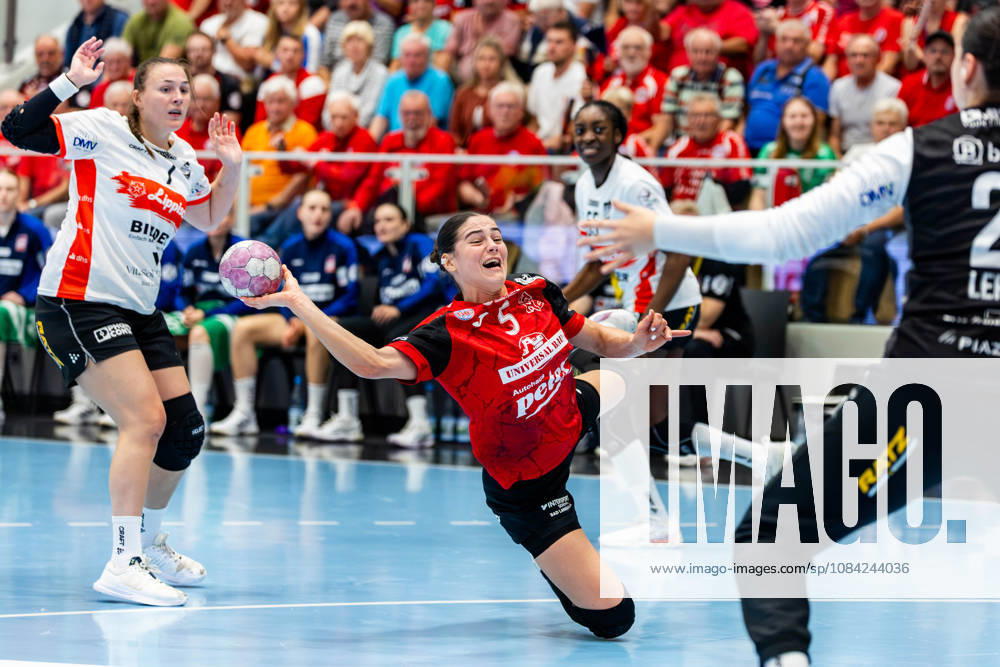 GER, Handball, Women, 2026–2027 Season, Alsco 1 Bl, Matchday 5, Thüringer HC vs. HSG Blomberg Lippe, Luca Csikos (Thüringer HC), 5, Diana Doegg Magnusdottir (HSG Blomberg Lippe), 99947 Bad Langensalza, Salza, Halle, Mehrz Sports Hall, Thuringia, Germany