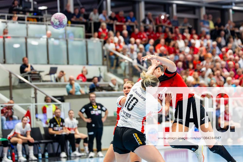 GER, Handball, Women, 2026–2027 Season, Alsco 1st Division, Matchday 5, Thüringer HC vs. HSG Blomberg Lippe, Maxi Muehlner of HSG Blomberg Lippe faces Jana Leonie Scheib of Thüringer HC, 20, at the Sporthalle Mehrz in Bad Langensalza, Salza, Thuringia, Germany
