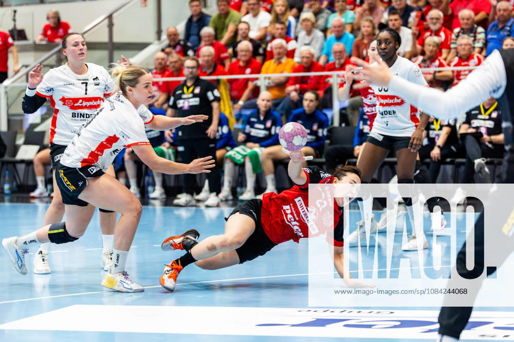 GER, Handball, Women, 2026–2027 Season, Alsco 1st Division, Matchday 5, Thüringer HC vs. HSG Blomberg Lippe, Maxi Muehlner (HSG Blomberg Lippe), Natsuki Aizawa (Thüringer HC), 23 99947 Bad Langensalza, Salza, Halle, Mehrz Sports Hall, Thuringia, Germany