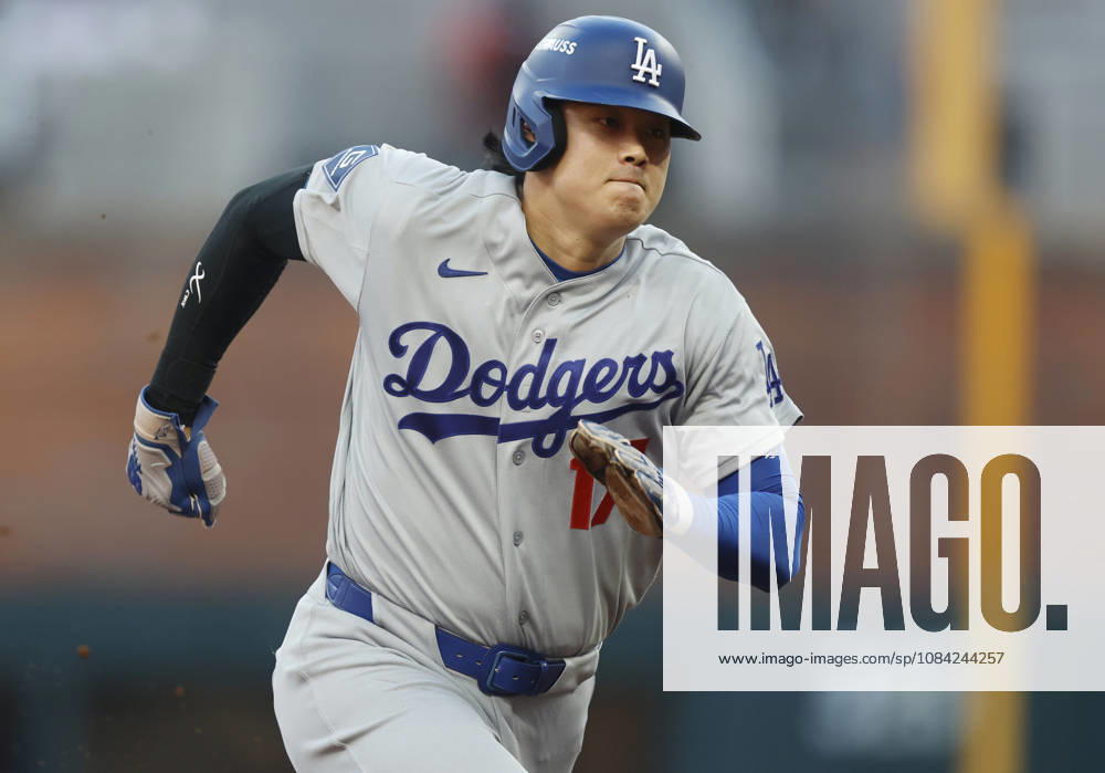 Los Angeles Dodgers Shohei Ohtani (17) advances to third on a throwing error by Atlanta Braves catcher Sean Murphy in the second inning in an MLB, Baseball Herren, USA National League Division Series playoff game at Truist Park in Atlanta, Georgia, on Wednesday, October 7, 2026. ATL20261007705 MIKExZARRILLI