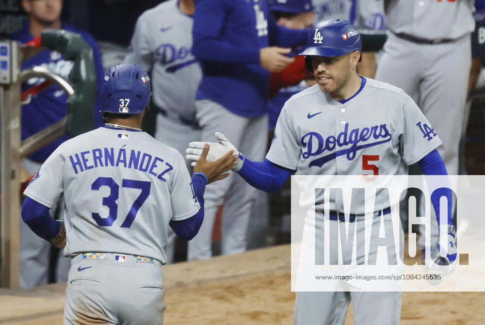 Los Angeles Dodgers Teoscar Hernandez (37) is congratulated by Freddie Freeman (5) after scoring on a single by Andy Pages against the Atlanta Braves in the seventh inning in an MLB, Baseball Herren, USA National League Division Series playoff game at Truist Park in Atlanta, Georgia, on Wednesday, October 7, 2026. ATL20261007716 MIKExZARRILLI