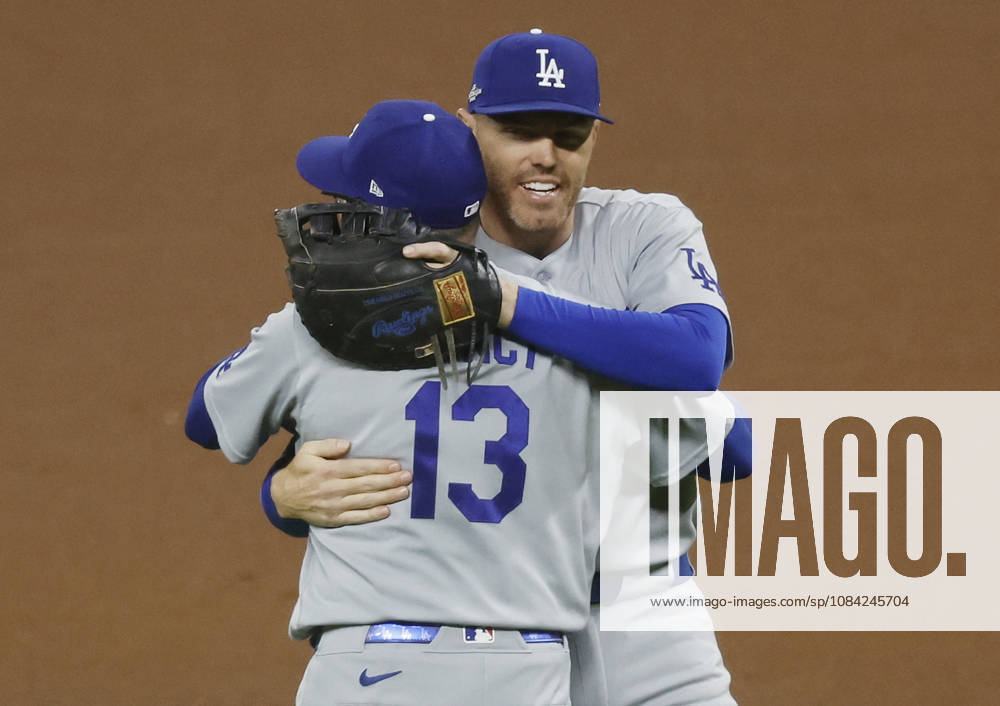 Los Angeles Dodgers first baseman Freddie Freeman (5) celebrates with third baseman Max Muncy (13) after the Dodgers defeated the Atlanta Braves 4-1 in an MLB, Baseball Herren, USA National League Division Series playoff game at Truist Park in Atlanta, Georgia, on Wednesday, October 7, 2026. The Dodgers win the series 3 games to 1 and advance to the Championship round. ATL20261007722 MIKExZARRILLI
