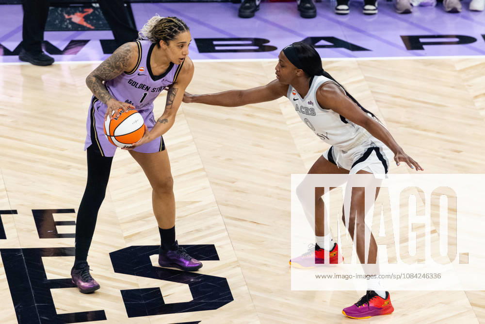 SAN FRANCISCO, CA - OCTOBER 07: Gabby Williams 1 of the Golden State Valkyries controls the ball against Jackie Young 0 of the Las Vegas Aces during Game Two of the WNBA, Basketball Damen, USA Playoff Semifinals on October 7, 2026 at Chase Center in San Francisco, CA. (Photo by Matthew Huang Icon Sportswire) WNBA: OCT 07 Las Vegas Aces at Golden State Valkyries Icon261007001