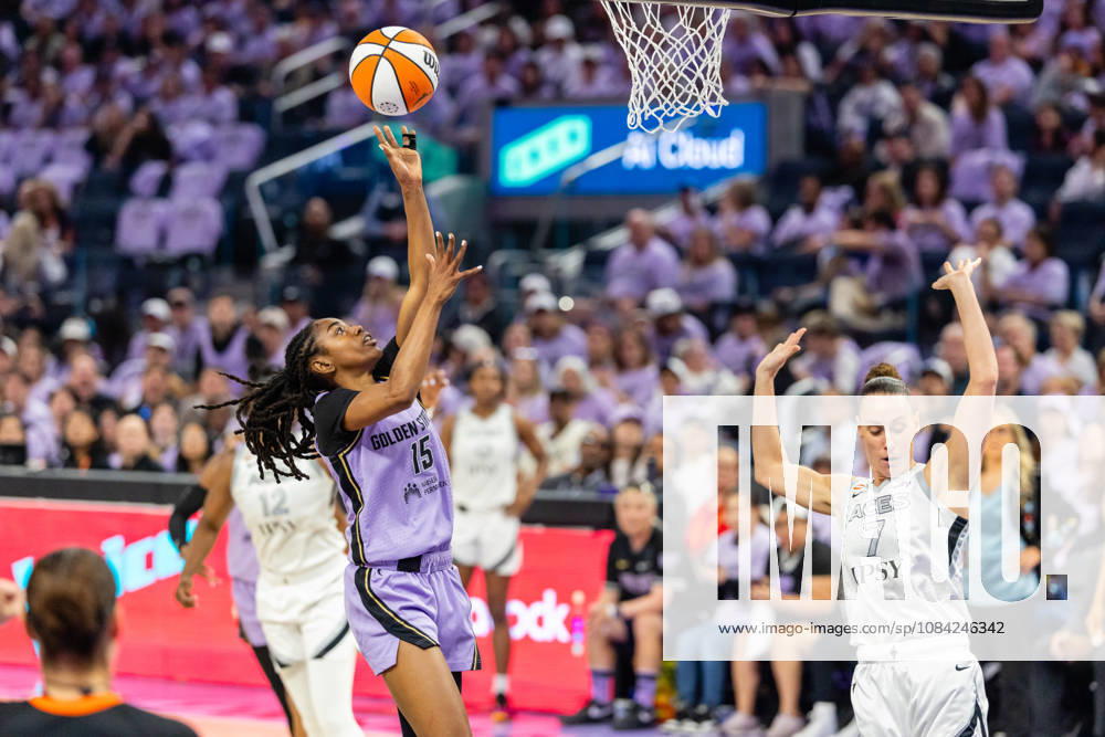 SAN FRANCISCO, CA - OCTOBER 07: Tiffany Hayes 15 of the Golden State Valkyries scores and gets fouled by Stephanie Talbot 7 of the Las Vegas Aces during Game Two of the WNBA, Basketball Damen, USA Playoff Semifinals on October 7, 2026 at Chase Center in San Francisco, CA. (Photo by Matthew Huang Icon Sportswire) WNBA: OCT 07 Las Vegas Aces at Golden State Valkyries Icon261007005
