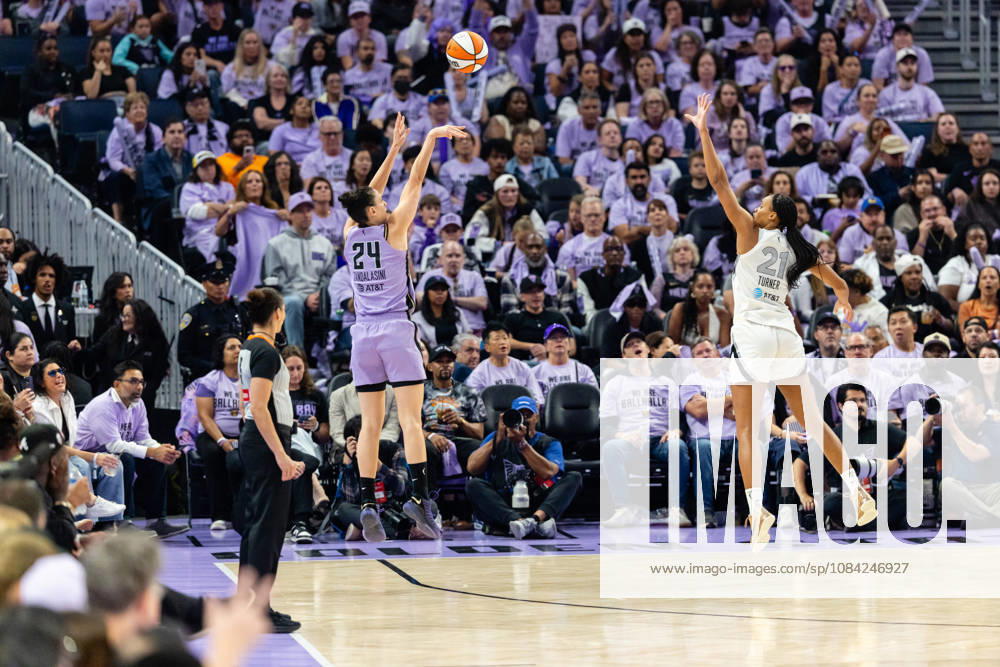 SAN FRANCISCO, CA - OCTOBER 07: Cecilia Zandalasini 24 of the Golden State Valkyries scores a three against Brianna Turner 21 of the Las Vegas Aces during Game Two of the WNBA, Basketball Damen, USA Playoff Semifinals on October 7, 2026 at Chase Center in San Francisco, CA. (Photo by Matthew Huang Icon Sportswire) WNBA: OCT 07 Las Vegas Aces at Golden State Valkyries Icon261007011
