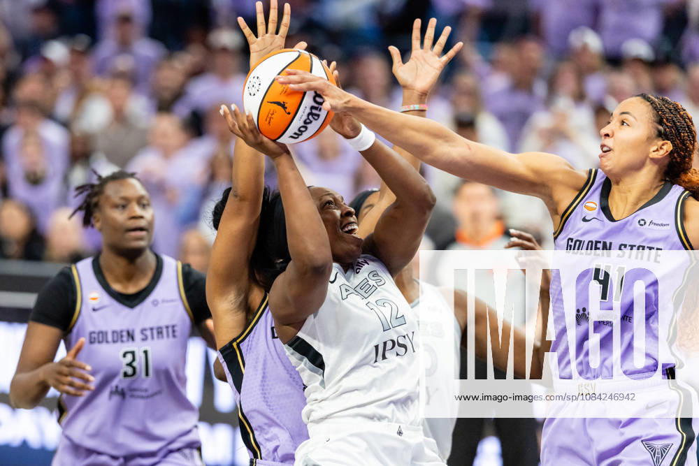 SAN FRANCISCO, CA - OCTOBER 07: Kiah Stokes 41 of the Golden State Valkyries blocks a shot by Chelsea Gray 12 of the Las Vegas Aces in the last few seconds of Game Two of the WNBA, Basketball Damen, USA Playoff Semifinals on October 7, 2026 at Chase Center in San Francisco, CA. (Photo by Matthew Huang Icon Sportswire) WNBA: OCT 07 Las Vegas Aces at Golden State Valkyries Icon261007026