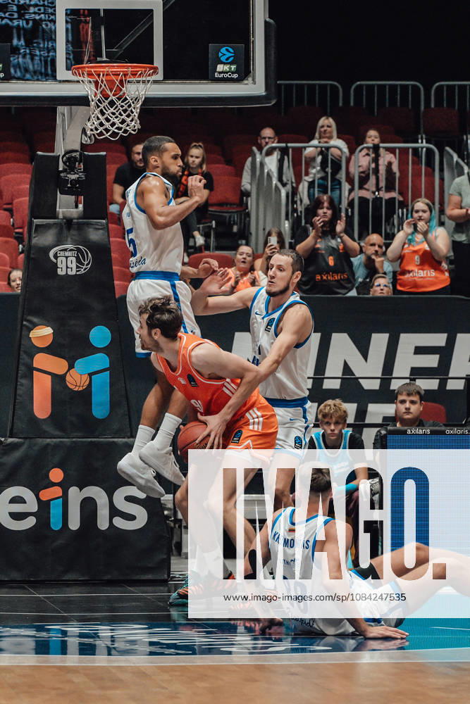 Game Day 2 of the Basketball Eurocup: Niners Chemnitz vs. Klaipedos Neptunas, October 7, 2026, starting at 7:00 p.m., Chemnitz, Chemnitz Arena. Pictured: 90 Jannis von Seckendorf, 88 Lukas Kreismontas, Matchday 2 of the Basketball Eurocup: Niners Chemnitz vs. Klaipedos Neptunas, Chemnitz, Saxony, Germany