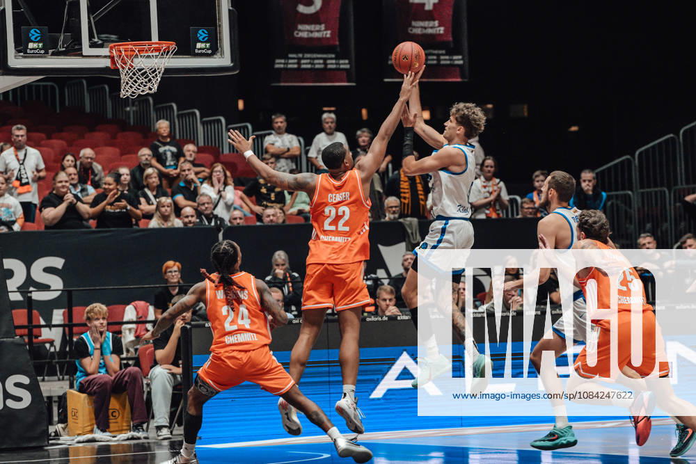 Game Day 2 of the Basketball Eurocup: Niners Chemnitz vs. Klaipedos Neptunas, October 7, 2026, starting at 7:00 p.m., Chemnitz, Chemnitz Arena. Pictured: No. 24 Cobe Williams, 22 Nighaeal Ceaser, 25 Ben Burnham. Matchday 2 of the Basketball Eurocup: Niners Chemnitz vs. Klaipedos Neptunas. Chemnitz, Saxony, Germany