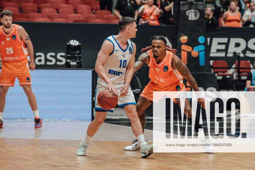 Game Day 2 of the Basketball Eurocup: Niners Chemnitz vs. Klaipedos Neptunas, October 7, 2026, starting at 7:00 p.m., Chemnitz, Chemnitz Arena. Pictured: 10 Elvar Fridkriksson, 24 Cobe Williams. Matchday 2 of the Basketball Eurocup: Niners Chemnitz vs. Klaipedos Neptunas. Chemnitz, Saxony, Germany