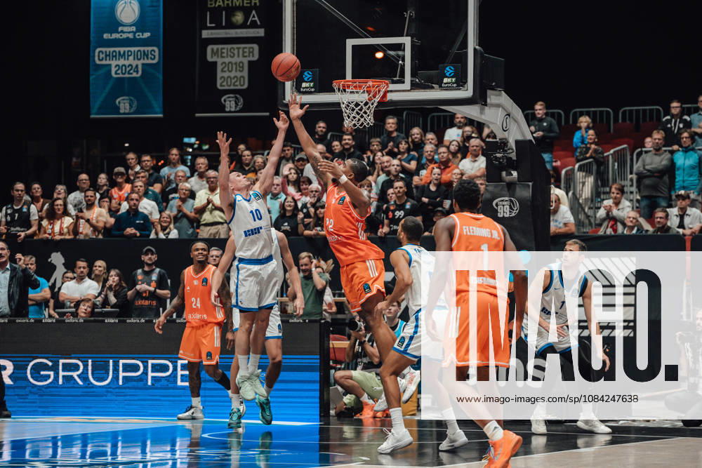 Game Day 2 of the Basketball Eurocup: Niners Chemnitz vs. Klaipedos Neptunas, October 7, 2026, starting at 7:00 p.m., Chemnitz, Chemnitz Arena. Pictured: 10 Elvar Fridkriksson, 22 Nighaeal Ceaser, 01 Phlandrous Fleming Jr., 05 Yannick Franke. Matchday 2 of the Basketball Eurocup: Niners Chemnitz vs. Klaipedos Neptunas. Chemnitz, Saxony, Germany