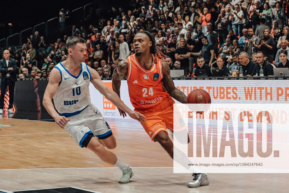 Game Day 2 of the Basketball Eurocup: Niners Chemnitz vs. Klaipedos Neptunas, October 7, 2026, starting at 7:00 p.m., Chemnitz, Chemnitz Arena. Pictured: No. 24 Cobe Williams, No. 10 Elvar Fridkriksson. Game Day 2 of the Basketball Eurocup: Niners Chemnitz vs. Klaipedos Neptunas. Chemnitz, Saxony, Germany