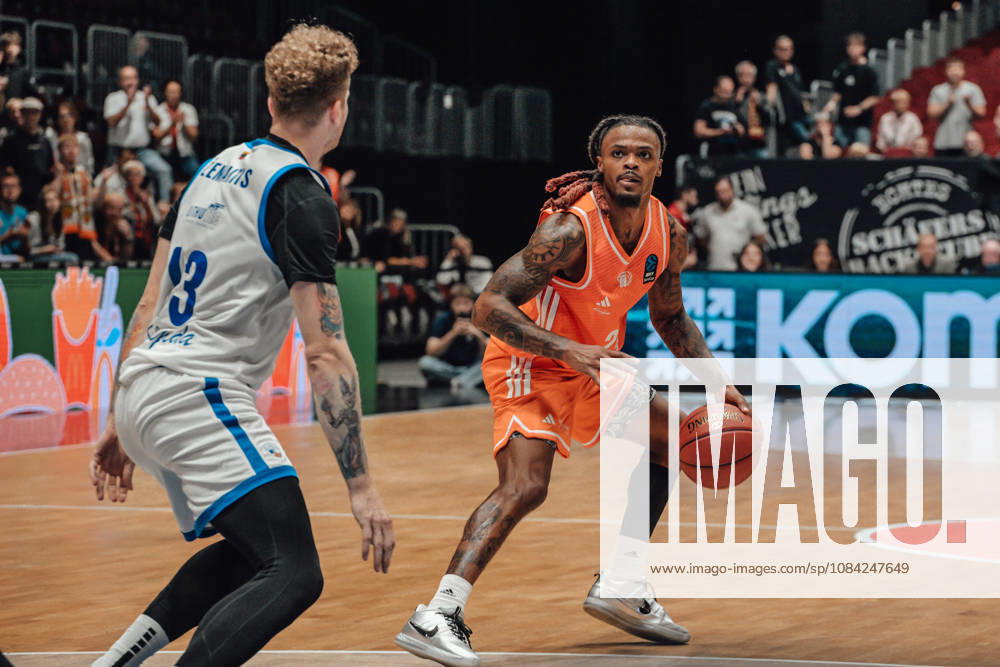 Game Day 2 of the Basketball Eurocup: Niners Chemnitz vs. Klaipedos Neptunas, October 7, 2026, starting at 7:00 p.m., Chemnitz, Chemnitz Arena. Pictured: No. 24 Cobe Williams, No. 13 Kristupas Zemaitis. Matchday 2 of the Basketball Eurocup: Niners Chemnitz vs. Klaipedos Neptunas. Chemnitz, Saxony, Germany