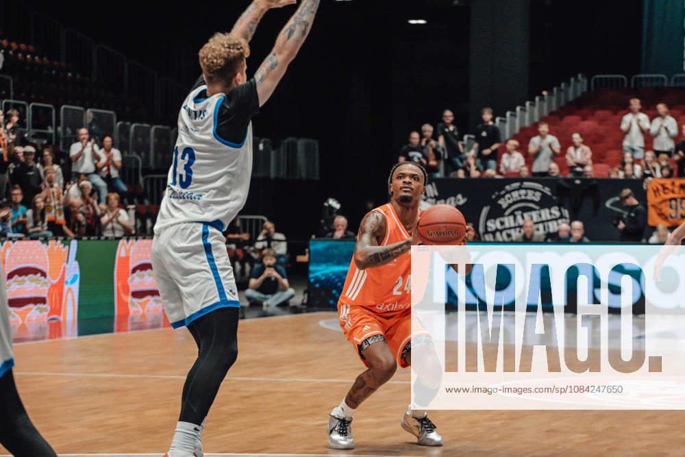 Game Day 2 of the Basketball Eurocup: Niners Chemnitz vs. Klaipedos Neptunas, October 7, 2026, starting at 7:00 p.m., Chemnitz, Chemnitz Arena. Pictured: No. 13 Kristupas Zemaitis, 24 Cobe Williams, Matchday 2 of the Basketball Eurocup: Niners Chemnitz vs. Klaipedos Neptunas, Chemnitz, Saxony, Germany