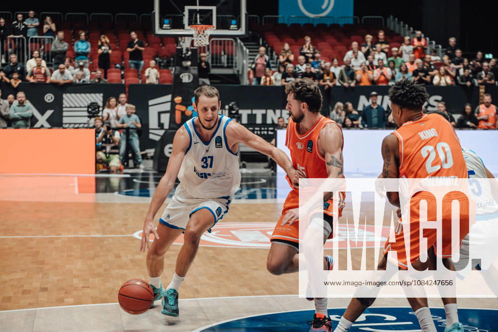 Game Day 2 of the Basketball Eurocup: Niners Chemnitz vs. Klaipedos Neptunas, October 7, 2026, starting at 7:00 p.m., Chemnitz, Chemnitz Arena. Pictured: 37 Einaras Tubutis, 25 Ben Burnham, 20 Urald King. Matchday 2 of the Basketball Eurocup: Niners Chemnitz vs. Klaipedos Neptunas. Chemnitz, Saxony, Germany