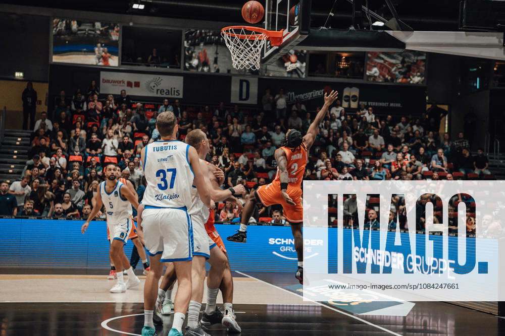 Game Day 2 of the Basketball Eurocup: Niners Chemnitz vs. Klaipedos Neptunas, October 7, 2026, starting at 7:00 p.m., Chemnitz, Chemnitz Arena. Pictured: No. 37 Einaras Tubutis, 02 Donatas Tarolis, Matchday 2 of the Basketball Eurocup: Niners Chemnitz vs. Klaipedos Neptunas, Chemnitz, Saxony, Germany