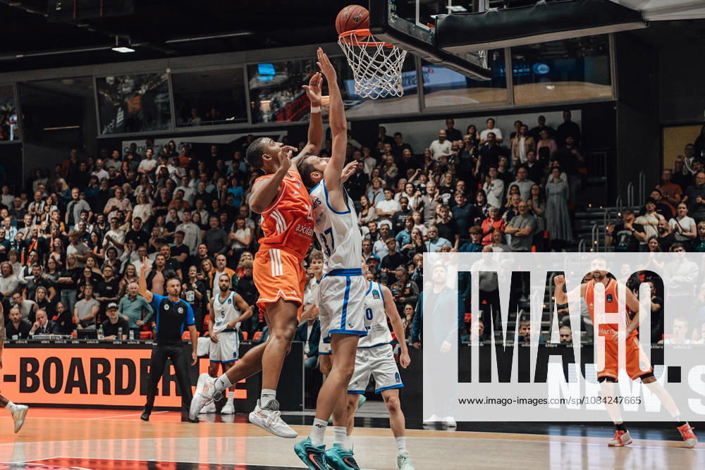 Game Day 2 of the Basketball Eurocup: Niners Chemnitz vs. Klaipedos Neptunas, October 7, 2026, starting at 7:00 p.m., Chemnitz, Chemnitz Arena. Pictured: No. 22 Nighaeal Ceaser, 37 Einaras Tubutis. Matchday 2 of the Basketball Eurocup: Niners Chemnitz vs. Klaipedos Neptunas. Chemnitz, Saxony, Germany