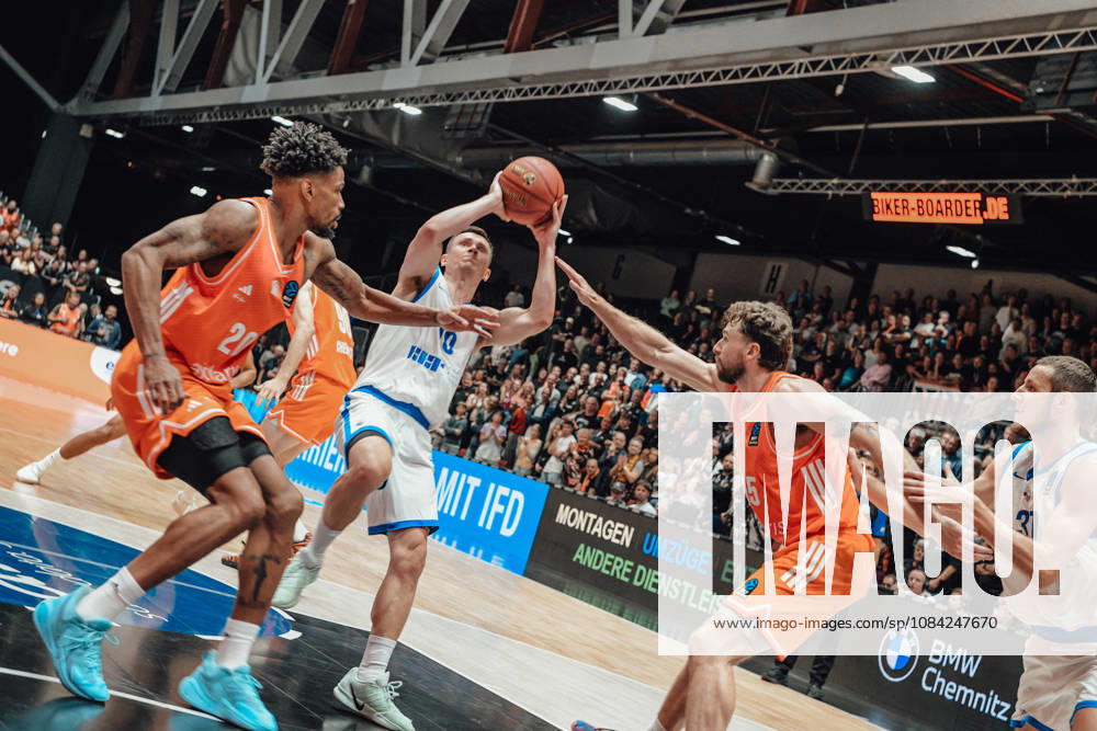 Game Day 2 of the Basketball Eurocup: Niners Chemnitz vs. Klaipedos Neptunas, October 7, 2026, starting at 7:00 p.m., Chemnitz, Chemnitz Arena. Pictured: 20 Urald King, 10 Elvar Fridkriksson, 25 Ben Burnham. Matchday 2 of the Basketball Eurocup: Niners Chemnitz vs. Klaipedos Neptunas. Chemnitz, Saxony, Germany