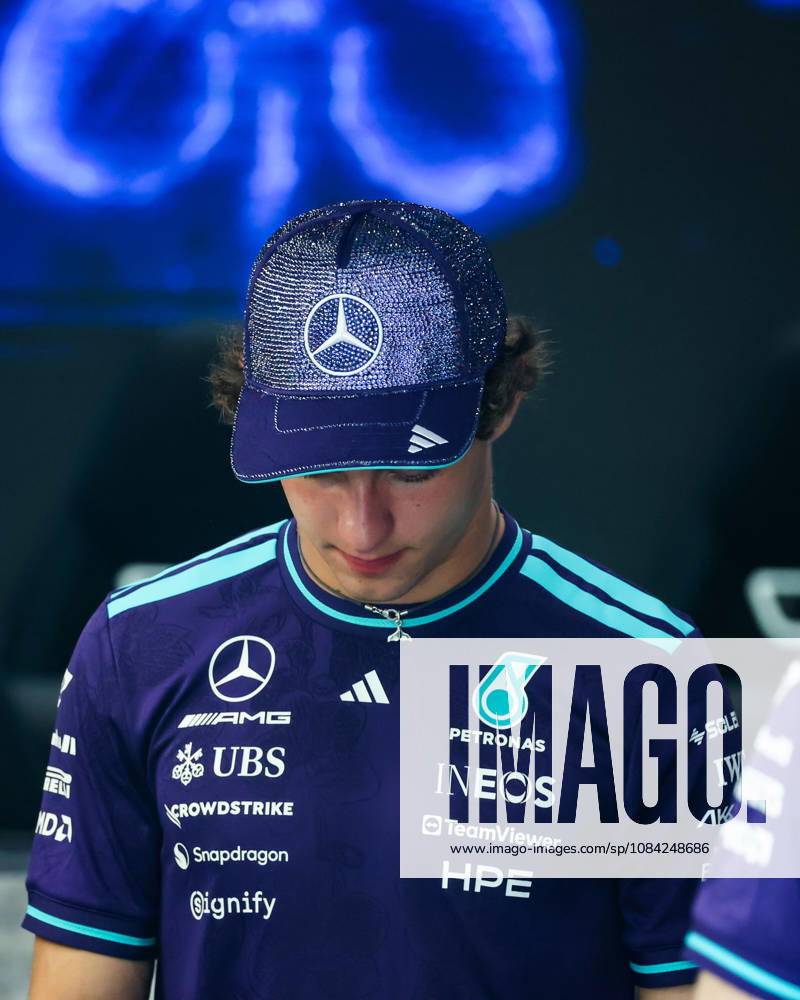 F1 - SINGAPORE GRAND PRIX 2026 KIMI ANTONELLI Andrea (ita), Mercedes AMG F1 Team W17, portrait during the 2026 Formula 1 Singapore Grand Prix, 17th round of the 2026 Formula One World Championship, WM, Weltmeisterschaft from October 9 to 11, 2026 on the Marina Bay Street Circuit, in Singapore, Singapore - SingaporeSingapore