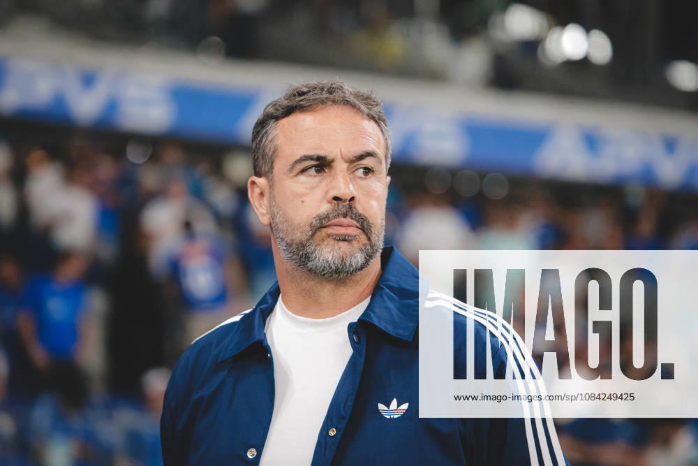BELO HORIZONTE, BRAZIL, OCTOBER 7: Head Coach of Cruzeiro, Artur Jorge looks on during the Brasileirao 2026 29th-round match between Cruzeiro and Sao Paulo at Mineirao on October 7, 2026 in Belo Horizonte, Brazil (Photo by Pedro Vale Sports Press Photo SPP)