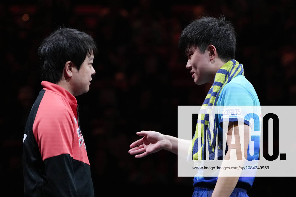 (261008) -- BEIJING, Oct. 8, 2026 -- Harimoto Tomokazu (R) of Japan talks with his coach during the men s singles round of 16 match between Zhou Qihao of China and Harimoto Tomokazu of Japan at 2026 World Table tennis, Tischtennis (WTT) China Smash in Beijing, China, Oct. 8, 2026. ) (SP)CHINA-BEIJING-TABLE TENNIS-WTT-CHINA SMASH-MEN S SINGLES (CN) JuxHuanzong