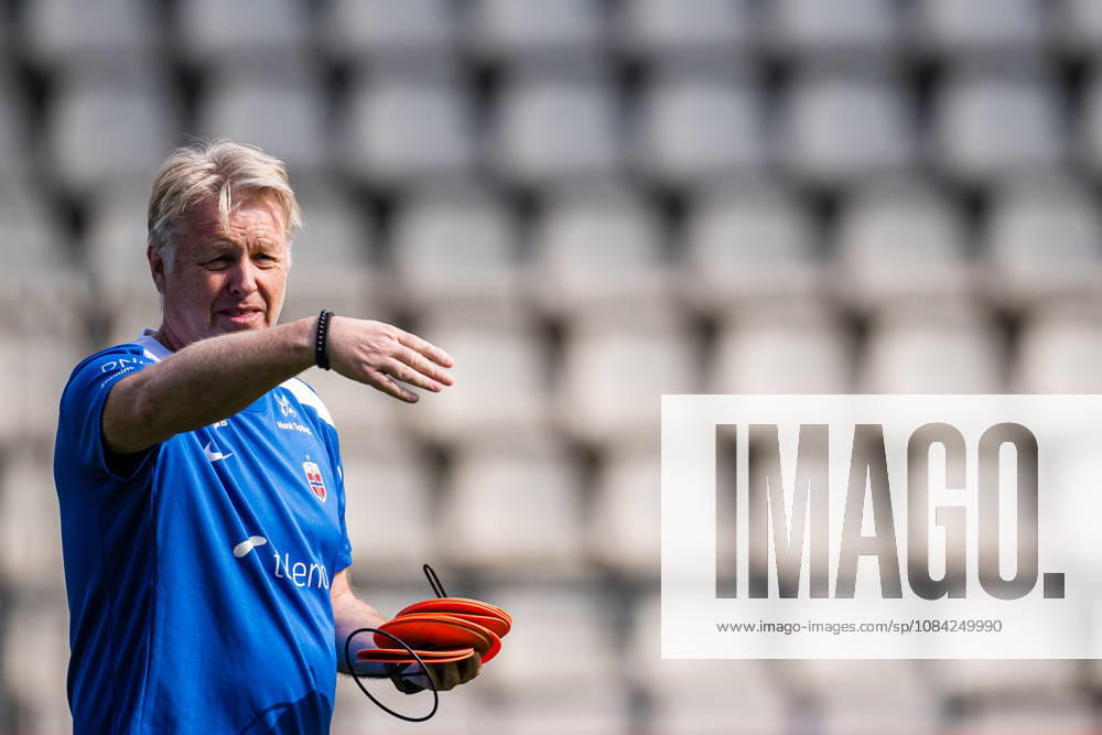 Assistant coach Kjetil Lone of the Norwegian women’s national soccer team during a training session on October 8, 2026 in Bucharest. Photo by Marius Simensen. BILDBYRAN Cop 238 bbeng women FIFA Women’s World Cup qualifier soccer football Norway practice training