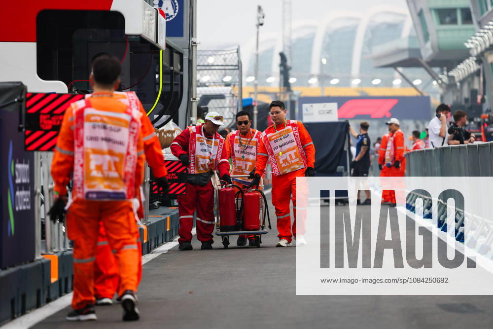 F1 - SINGAPORE GRAND PRIX 2026 marshall, commissaire de piste, marshal, marshalls, marshals during the 2026 Formula 1 Singapore Grand Prix, 17th round of the 2026 Formula One World Championship, WM, Weltmeisterschaft from October 9 to 11, 2026 on the Marina Bay Street Circuit, in Singapore, Singapore - SingaporeSingapore