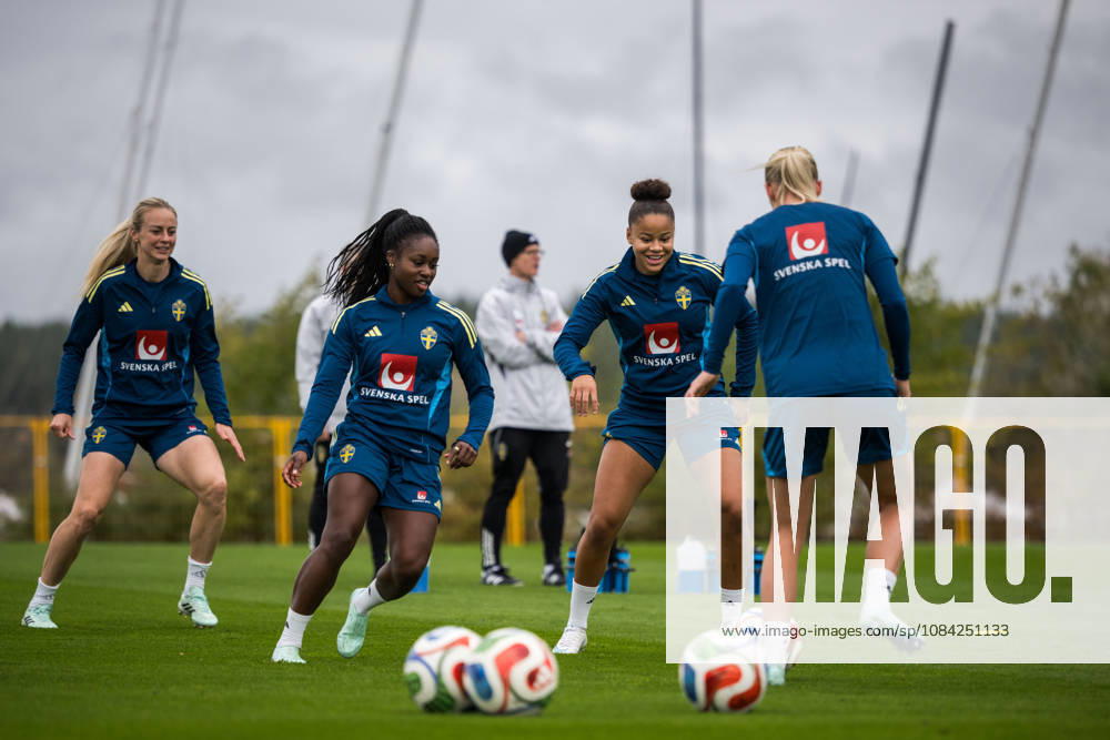 Monica Jusu Bah and Felicia Schröder of the Swedish women’s national soccer team during a training session on October 8, 2026 in Stockholm. Photo by Johanna Säll, BILDBYRAN, code JL JL0637. soccer football fotball World Cup qualifier FIFA Women’s World Cup qualifier training practice Sweden women’s soccer football fotball World Cup qualifier FIFA Women’s World Cup qualifier qualifier training practice training Sweden women’s soccer