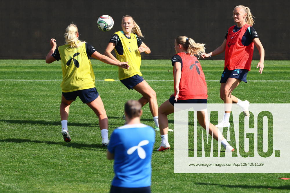 The women s national soccer team prepares for the World Cup qualifier in Bucharest, Romania, October 8, 2026. Synne Sofie Kinden and Frida Maanum during a training session at Stadionul Arcul de Triumf, for the World Cup qualifying match against Romania. Photo: Nikola Krstic, NTB Romania, Bucharest. . RESTRICTED USE FOR BETTING COMPANIES