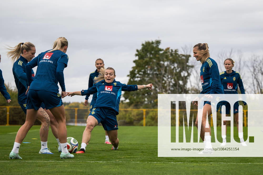 Alice Bergström and Beata Olsson of the Swedish women’s national soccer team during a training session on October 8, 2026 in Stockholm. Photo by Johanna Säll, BILDBYRAN, code JL JL0637. soccer football fotball World Cup qualifier qualifier FIFA Women’s World Cup qualifier qualifier training practice Sweden women’s soccer football fotball World Cup qualifier qualifier FIFA Women’s World Cup qualifier qualifier training practice training Sweden women’s women’s soccer