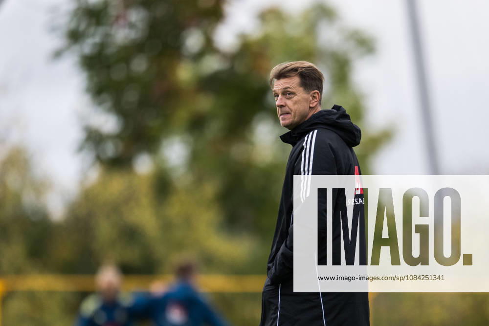 Head coach Tony Gustavsson of the Swedish women’s national soccer team during a training session on October 8, 2026 in Stockholm. Photo by Johanna Säll, BILDBYRAN, code JL JL0637. soccer football fotball World Cup qualifier FIFA Women’s World Cup qualifier training practice Sweden women’s soccer football fotball World Cup qualifier FIFA Women’s World Cup qualifier qualifier training practice training Sweden women’s women’s soccer