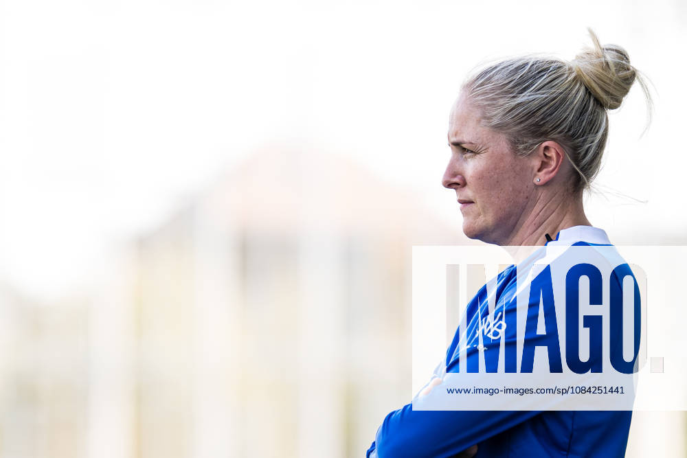 Head coach Gemma Grainger of the Norwegian women’s national soccer team during a training session on October 8, 2026 in Bucharest. Photo by Marius Simensen. BILDBYRAN Cop 238 bbeng women FIFA Women’s World Cup qualifier soccer football Norway practice training