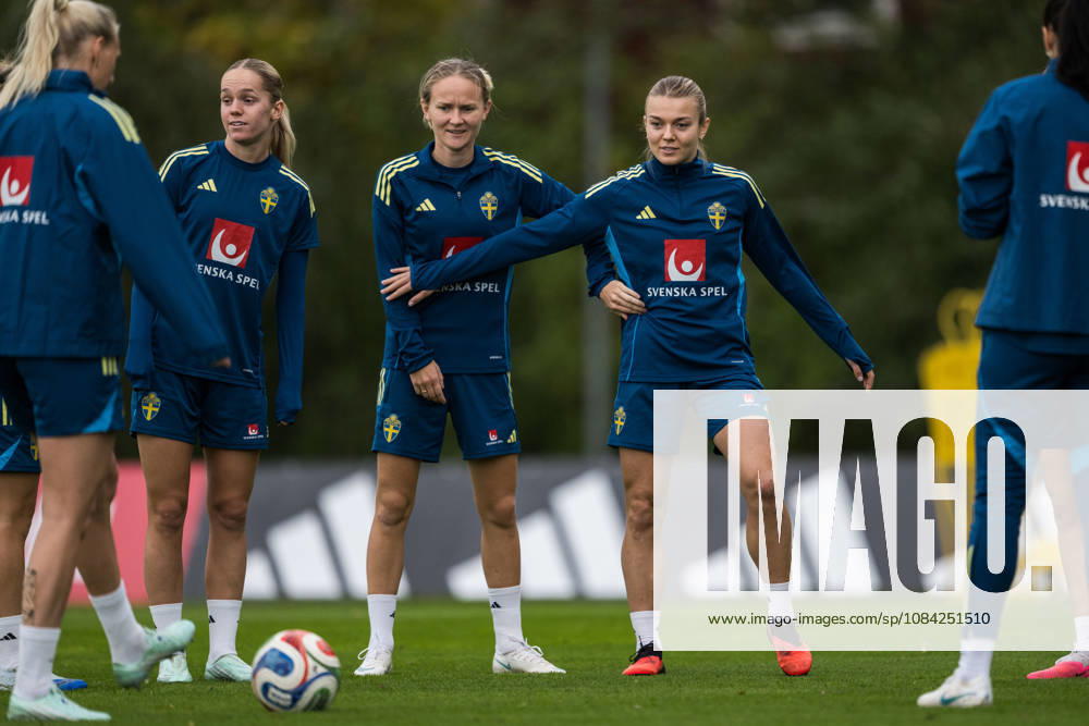 Hanna Lundkvist, Matilda Vinberg, and Beata Olsson of the Swedish women’s national soccer team during a training session on October 8, 2026 in Stockholm. Photo by Johanna Säll, BILDBYRAN, code JL JL0637. soccer football fotball World Cup qualifier FIFA Women’s World Cup qualifier training practice Sweden women’s soccer football fotball World Cup qualifier FIFA Women’s World Cup qualifier qualifier training practice training Sweden women’s soccer