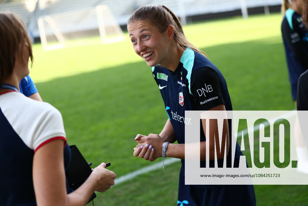 Women s National Soccer Team Prepares for World Cup Qualifiers Bucharest, Romania, October 8, 2026 Lisa Fjeldstad Naalsund and Frida Maanum during a training session at Stadionul Arcul de Triumf, before the World Cup qualifier against Romania. Photo by Nikola Krstic, NTB Romania, Bucharest. . RESTRICTED USE FOR BETTING COMPANIES.