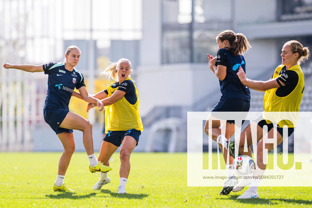 Lisa Naalsund of the Norwegian women’s national soccer team during a training session on October 8, 2026 in Bucharest. Photo by Marius Simensen. BILDBYRAN Cop 238 bbeng women FIFA Women s World Cup qualifier soccer football Norway practice training