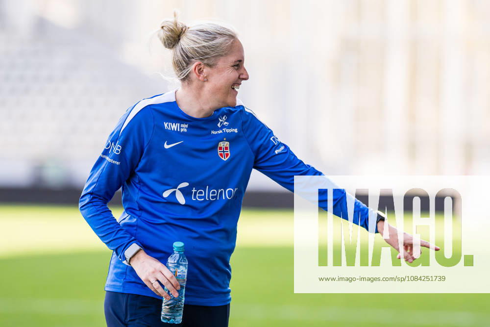 Head coach Gemma Grainger of the Norwegian women’s national soccer team during a training session on October 8, 2026 in Bucharest. Photo by Marius Simensen. BILDBYRAN Cop 238 bbeng women FIFA Women’s World Cup qualifier soccer football Norway practice training