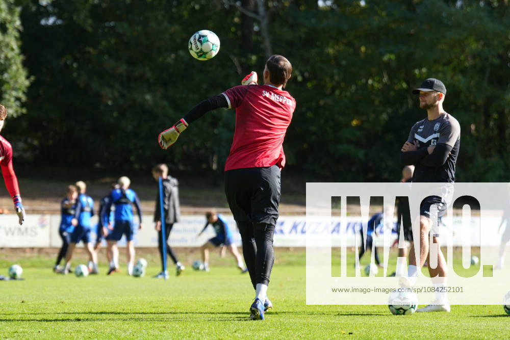 German soccer, practice session, 3rd Division, 2026–2027 season, NVB Campus B, Hänsch Arena, SV Meppen, Thursday, October 8, 2026, morning practice: Noah Oberbeck (SV Meppen) punches the ball