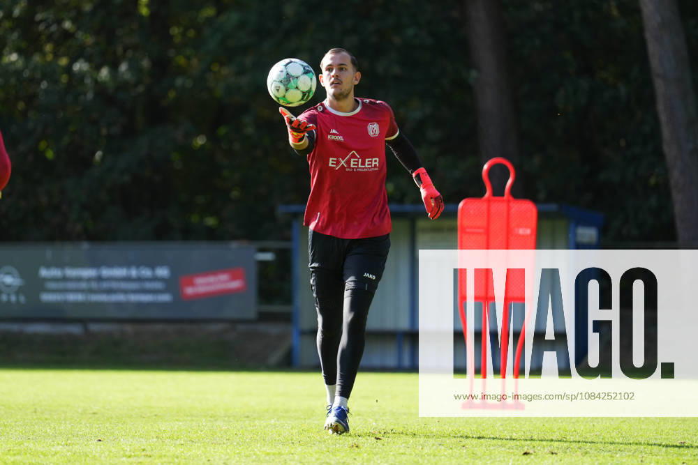 German soccer, practice session, 3rd Division, 2026–2027 season, NVB Campus B, Hänsch Arena, SV Meppen, Thursday, October 8, 2026, morning practice: Noah Oberbeck (SV Meppen) punches the ball