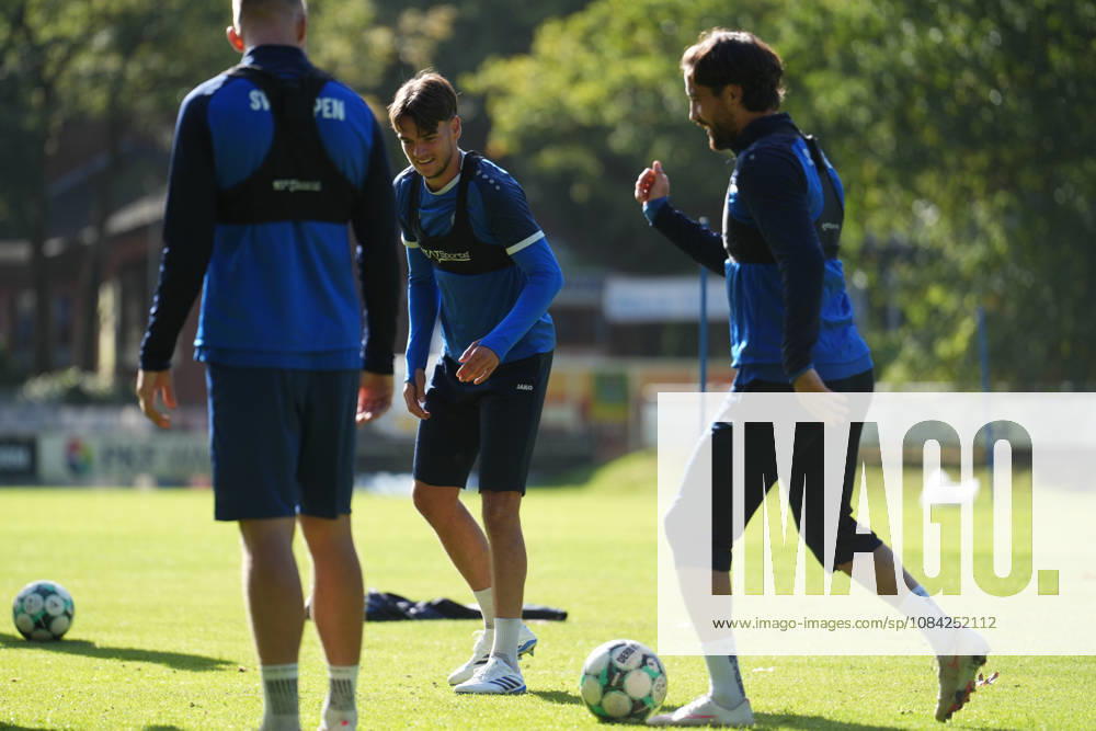 German Soccer, Training Session, 3rd Division, 2026–2027 Season, NVB Campus B, Hänsch Arena Field, SV Meppen, Thursday, October 8, 2026, morning training: Ersin Zehir (SV Meppen, 6) and Jonas Fedl (SV Meppen, 5) laughing during the rodeo