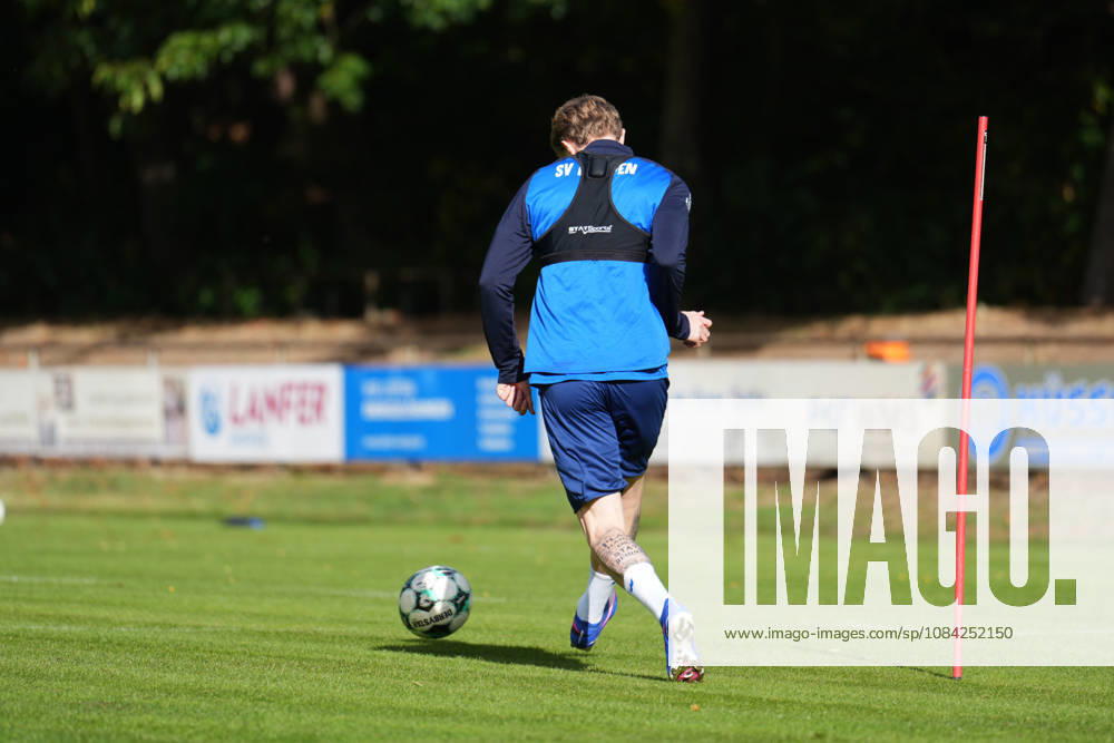 German Soccer, Training Session, 3rd Division, 2026–2027 Season, NVB Campus B, Hänsch Arena Field, SV Meppen, Thursday, October 8, 2026, Morning Training: Tony Rölke (Guest Player), SV Meppen Passes the Ball