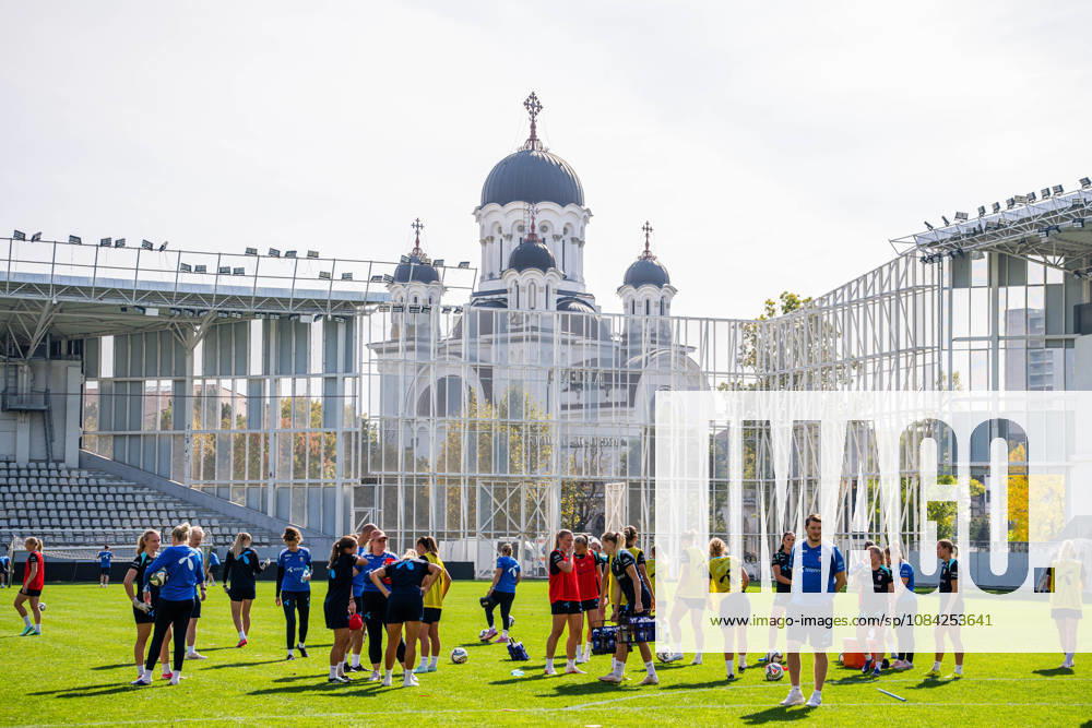 Players and staff of the Norwegian women’s national soccer team during a training session on October 8, 2026 in Bucharest. Photo by Marius Simensen, BILDBYRAN. Cop 238 bbeng women FIFA Women’s World Cup qualifier soccer football Norway practice training