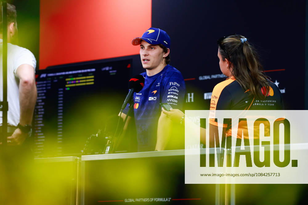 F1 - SINGAPORE GRAND PRIX 2026 PIASTRI Oscar (aus), McLaren F1 Team MCL40, portrait during the 2026 Formula 1 Singapore Grand Prix, 17th round of the 2026 Formula One World Championship, WM, Weltmeisterschaft from October 9 to 11, 2026 on the Marina Bay Street Circuit, in Singapore, Singapore - SingaporeSingapore